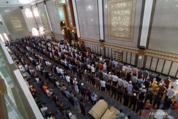 Shalat ghaib digelar jamaah Masjid Agung Cianjur doakan korban gempa