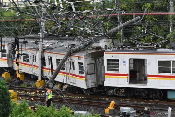 50 penumpang dievakuasi dari KRL yang anjlok