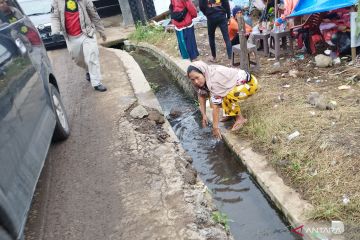 Pengungsi di Cianjur gunakan air selokan untuk beraktivitas