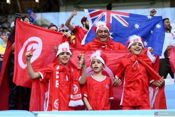Aksi penonton jelang pertandingan  Tunisia vs Australia