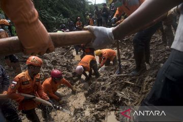 Pencarian korban gempa Cianjur di kampung Cijedil