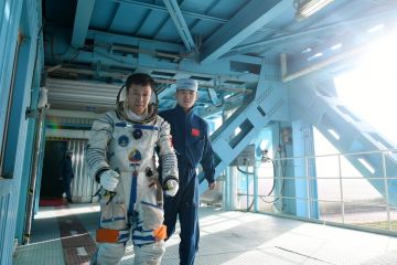 Taikonaut Deng Qingming siap ke luar angkasa setelah menanti 24 tahun