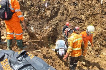 Dua jenazah di Cianjur dievakuasi dari dalam tanah setebal 7 meter