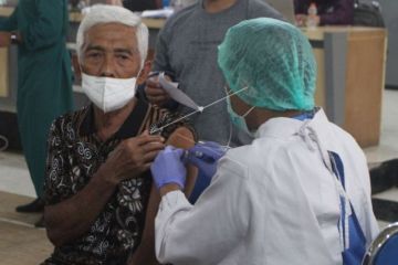 Vaksinasi Covid-19 Dosis Keempat Bagi Lansia Di Malang