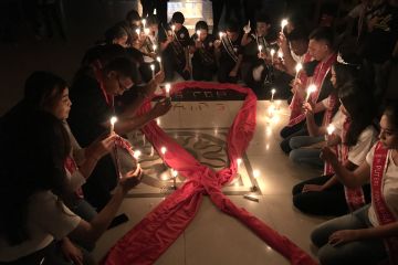 Sejumlah anak muda Maluku gelar malam renungan hari AIDS di Ambon