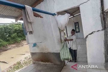 Rumah ambruk terdampak abrasi Sungai Ciliman di Pandeglang