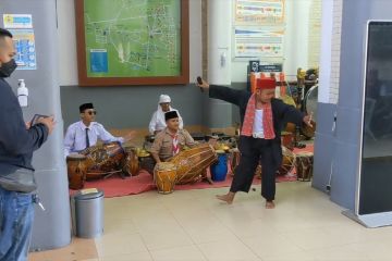 Stasiun  Cirebon hibur calon penumpang dengan rampak kendang