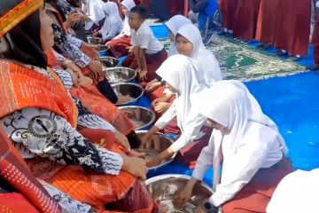 Aksi basuh kaki sebagai penghormatan siswa di Hari Guru