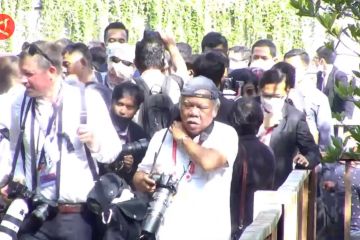 Aksi Menteri PUPR bergaya bak wartawan dampingi Jokowi tinjau mangrove