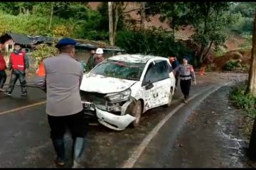 Brimob bersihkan longsor di jalan Cianjur-Bogor akibat gempa