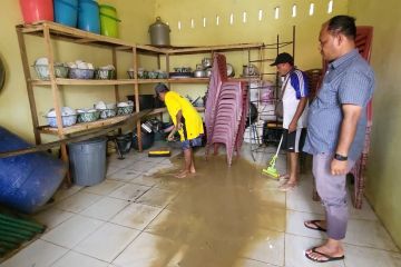 Banjir mulai surut, warga bersihkan rumah dan kantor