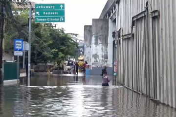 Banjir rendam kawasan industri, Pemkot distribusikan bantuan makanan