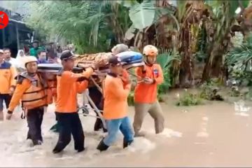 Banjir terjang Ngawi, petugas evakuasi warga