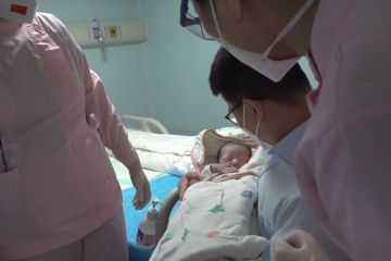 Bayi ketujuh lahir di kapal rumah sakit AL China di Indonesia