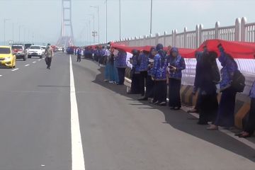 Hari Pahlawan, Merah Putih raksasa terbentang di Jembatan Suramadu