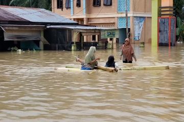 Hindari terisolasi, korban banjir di Aceh Tamiang segera mengungsi