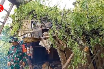 Hujan disertai puting beliung rusak belasan rumah di Madiun