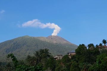 Ini penyebab Gunung Gamalama keluarkan asap putih setinggi 200 meter