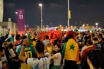 Keriaan suporter Belanda-Senegal di Stadion Al Thumama