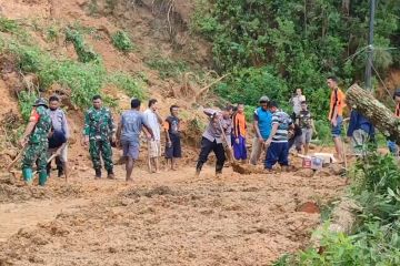 Masyarakat bersihkan Jalur Ponorogo-Trenggalek yang tertutup longsor