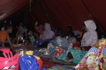 Korban gempa di Cugenang, Cianjur bangun tenda pengungsian sendiri