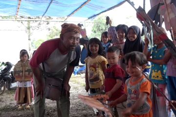 Pendongeng ukir senyuman anak-anak korban gempa Cianjur