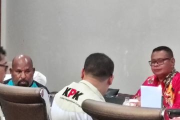 Penyidik KPK periksa Lukas Enembe di kediaman pribadi di Jayapura