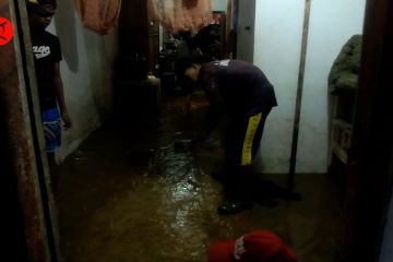 Petugas sedot banjir yang genangi ratusan rumah di Jember