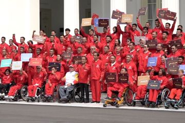 Presiden Jokowi serahkan bonus kepada atlet ASEAN Para Games 2022