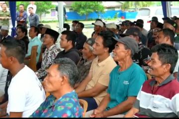 Gubernur berikan bansos kepada nelayan di Jambi