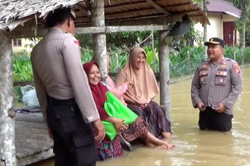 Polisi evakuasi warga terdampak banjir