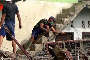 Warga Cisarua gotong-royong bersihkan bangunan terdampak gempa