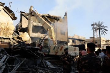 Tim penyelamat evakuasi orang hilang dalam kebakaran gedung di Baghdad