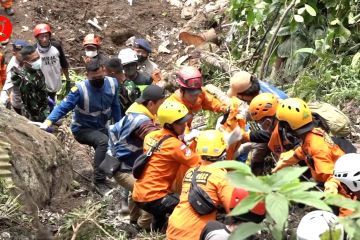 Tim SAR kembali evakuasi korban longsor rombongan TK Al-Azhar