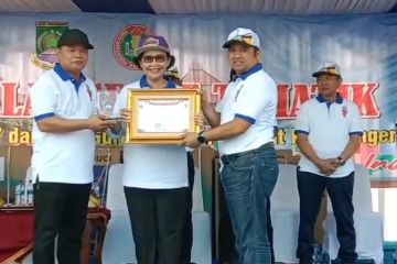 Wali Kota Tangerang terima Anugerah Kertaraharja dari PGRI