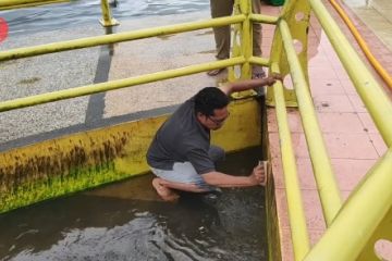 Warga gotong royong bersihkan sisa banjir di WFC Kotawaringin Barat