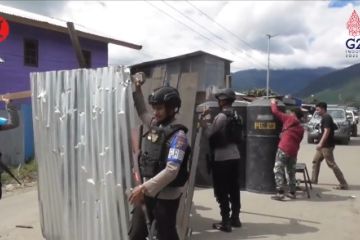 Aparat Polri buka jalan yang diblokade di Dogiyai Papua Tengah