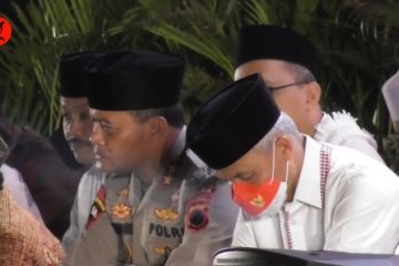 Ganjar Pranowo dan ribuan anggota Polda Jateng gelar doa bersama