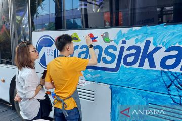 TransJakarta ajak anak berkebutuhan khusus melukis mural di bus
