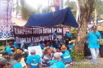 Warga Kampung Bayam dirikan tenda di depan Balai Kota Jakarta