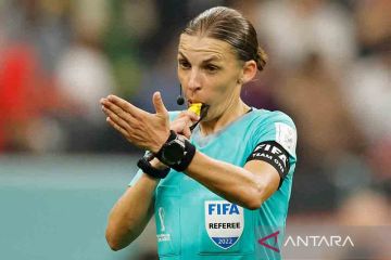 Aksi Stephanie Frappart pimpin pertandingan Kosta Rika vs Jerman