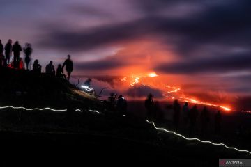 Penduduk amati letusan Gunung Api Mauna Loa di Hawaii