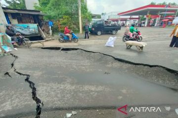 Jalan Cibolerang Bandung ditutup sementara akibat ambles