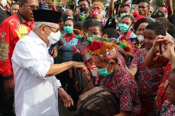 Ma'ruf Amin bagikan tas ke anak-anak sekolah di Biak Numfor