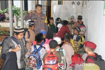 Polisi bagikan paket sembako dan alat belajar kepada warga Kembangan