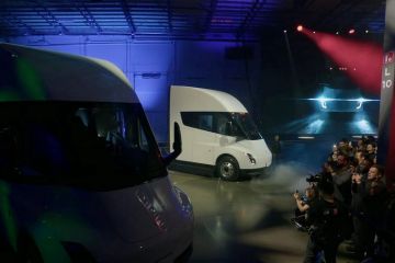 Tesla kirim truk listrik Semi gelombang pertama