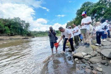 HUT Indonesia Re ke-37, Tebar 15.000 Benih Ikan di Sungai Elo Magelang
