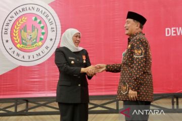 Gubernur Jatim terima penghargaan Kemerdekaan RI dari DHD 45