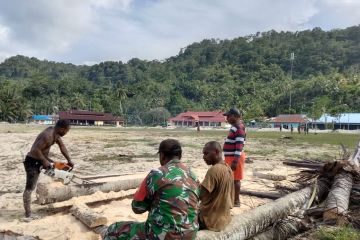 TNI di Biak Utara jalin komunikasi dengan  pekerja kayu