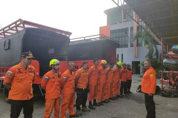 Kantor SAR Surabaya siagakan tiga tim penyelamat di Gunung Semeru